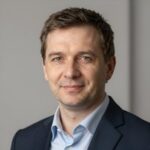 Профессиональный портрет уверенного бизнесмена на нейтральном фоне для сайта маркетингового агентства ДМ Контакт